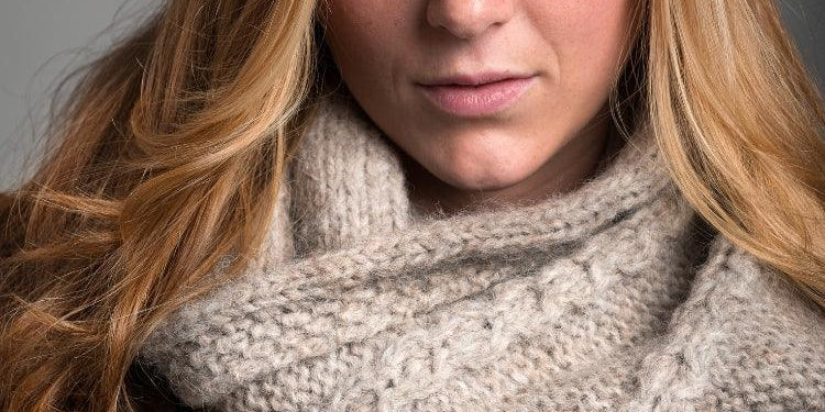 Quelles sont les différences entre une écharpe, une étole et un châle en laine ? - Label Naturel