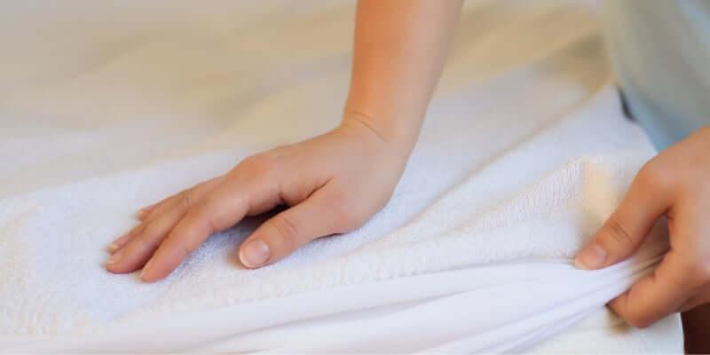 Alèse protège-matelas : pourquoi et comment choisir cette protection de lit ? - Label Naturel