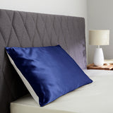 Funda de almohada de seda y algodón azul marino.