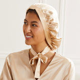 Gorro de dormir Carlota de seda Maison de la Soie delante del caramelo