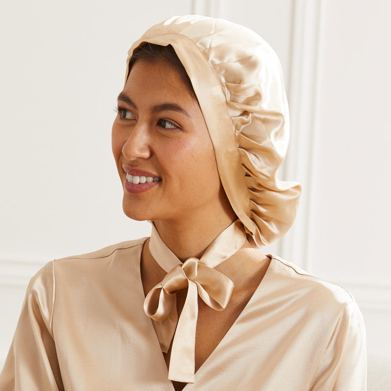 Gorro de dormir Carlota de seda Maison de la Soie delante del caramelo