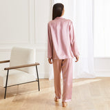 Langer rosa Seidenpyjama hinten