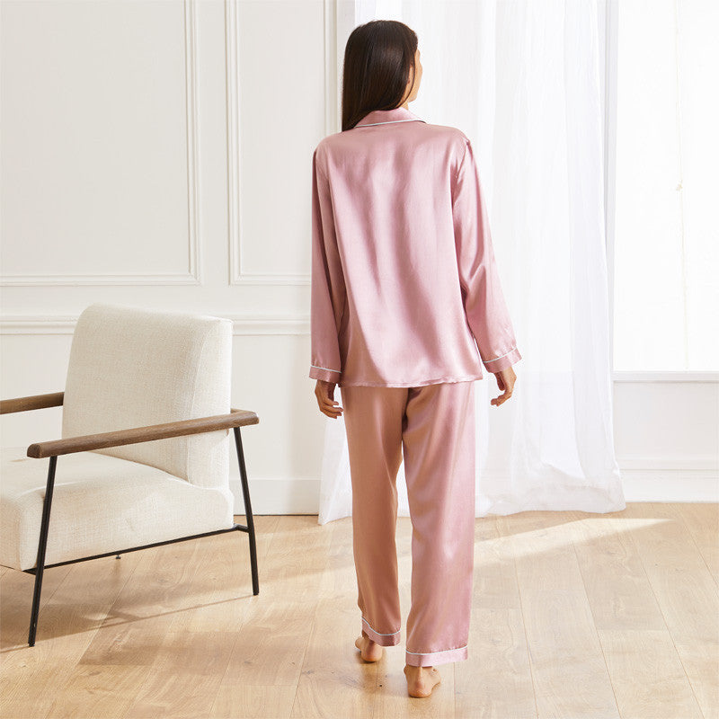 Langer rosa Seidenpyjama hinten