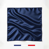 Pañuelo de seda azul marino fabricado en Francia.
