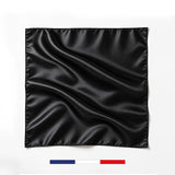 Pañuelo de seda negro fabricado en Francia.